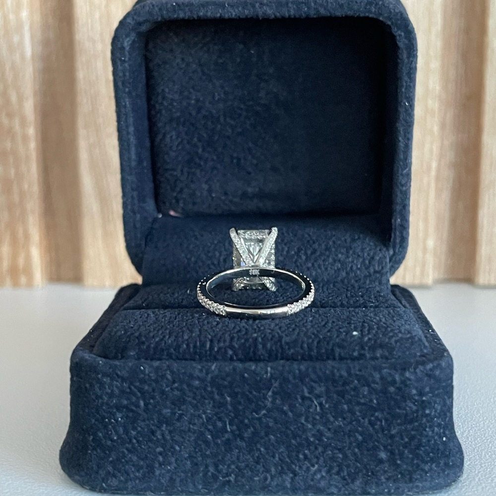 Elegant radiant cut 3 carat lab grown diamond set in 18K white gold pave ring - Picture 6 of 16